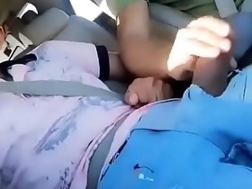motorista do uber ajudando garot&atilde_o a relaxar